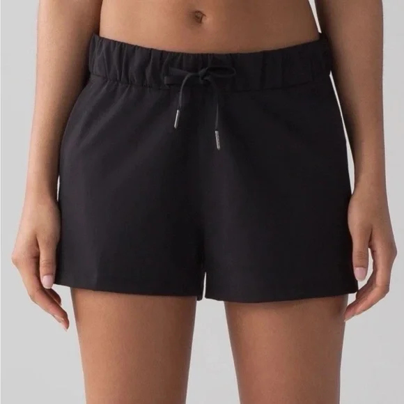 NWT Lululemon On the Fly MR Short2.5' Woven Black Size 6